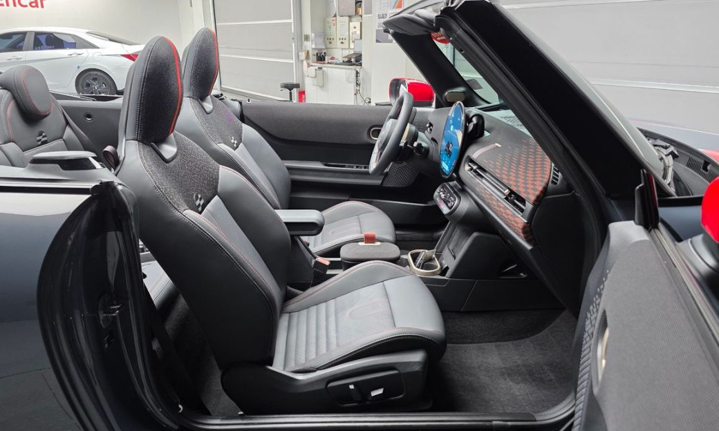 Mini Cooper Convertible JCW, 2025