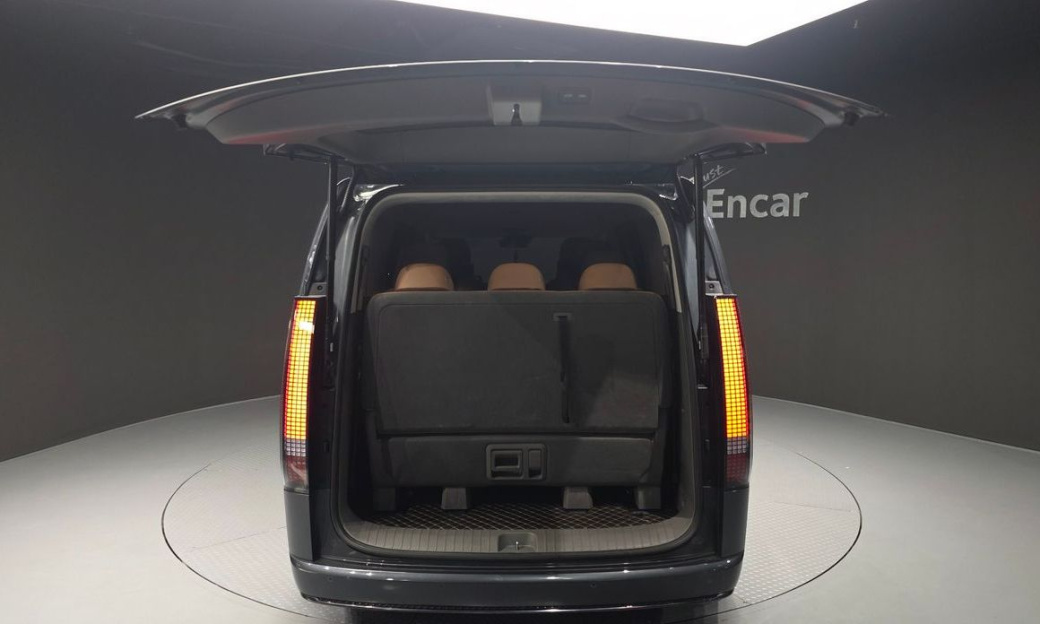 Hyundai Staria Lounge 9-Seater, 2022