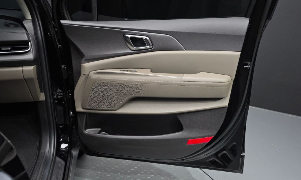 Kia Carnival 7-Seater Outdoor, 2025