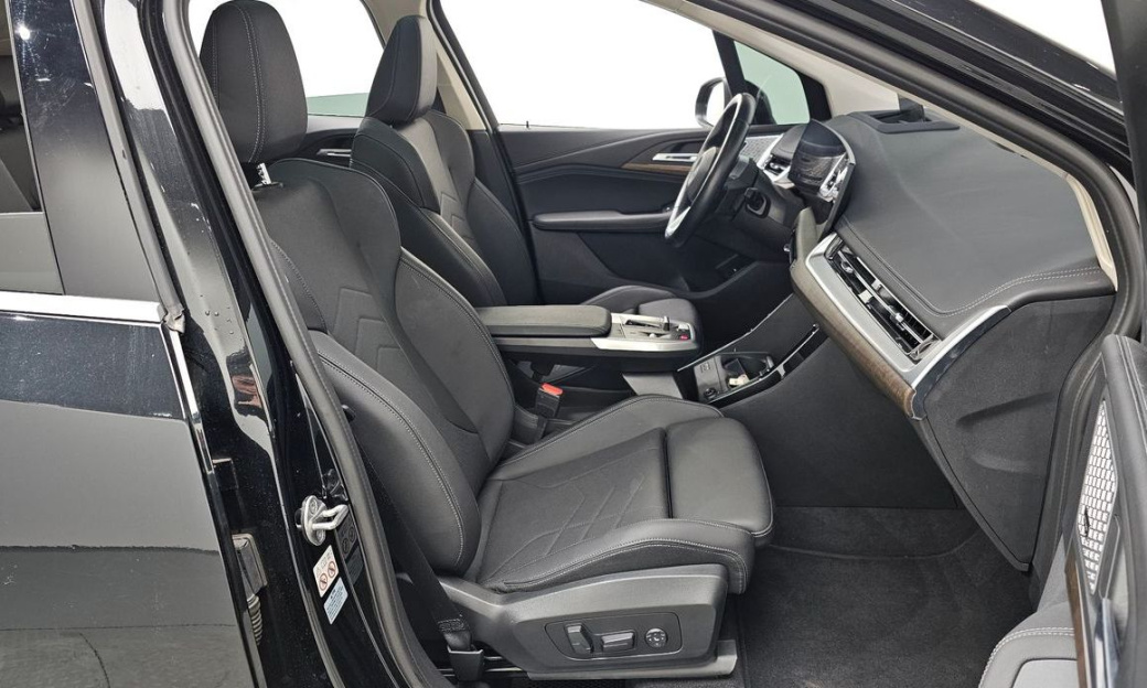BMW 2-Series 220i Luxury, 2023