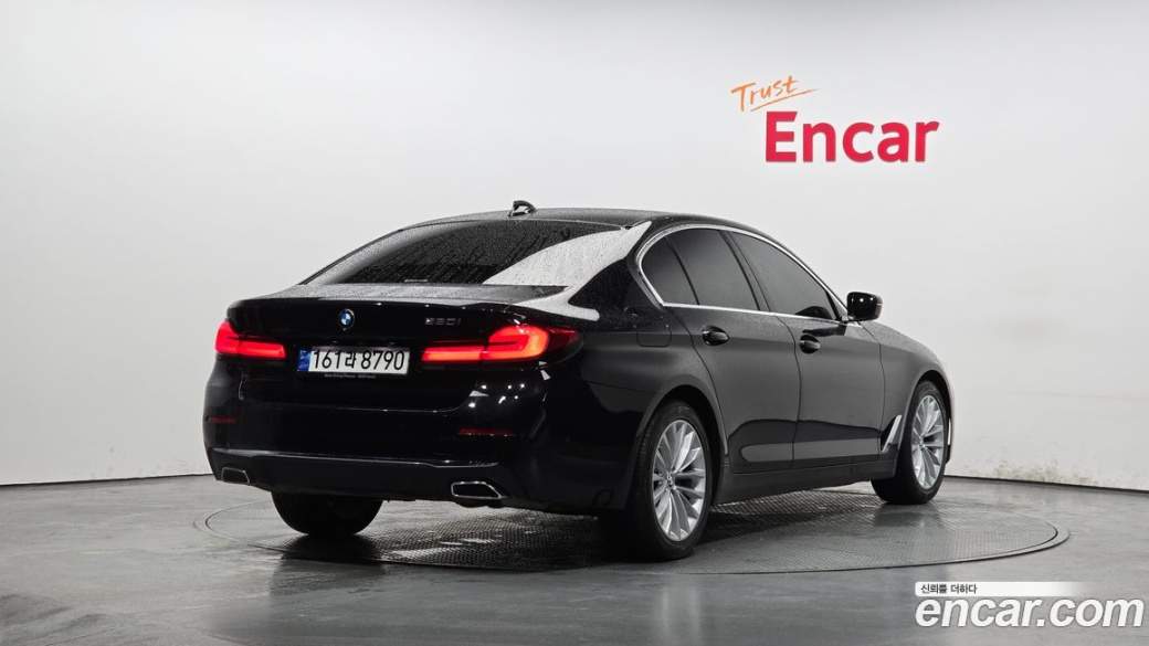 BMW 5-Series 520i Luxury, 2023
