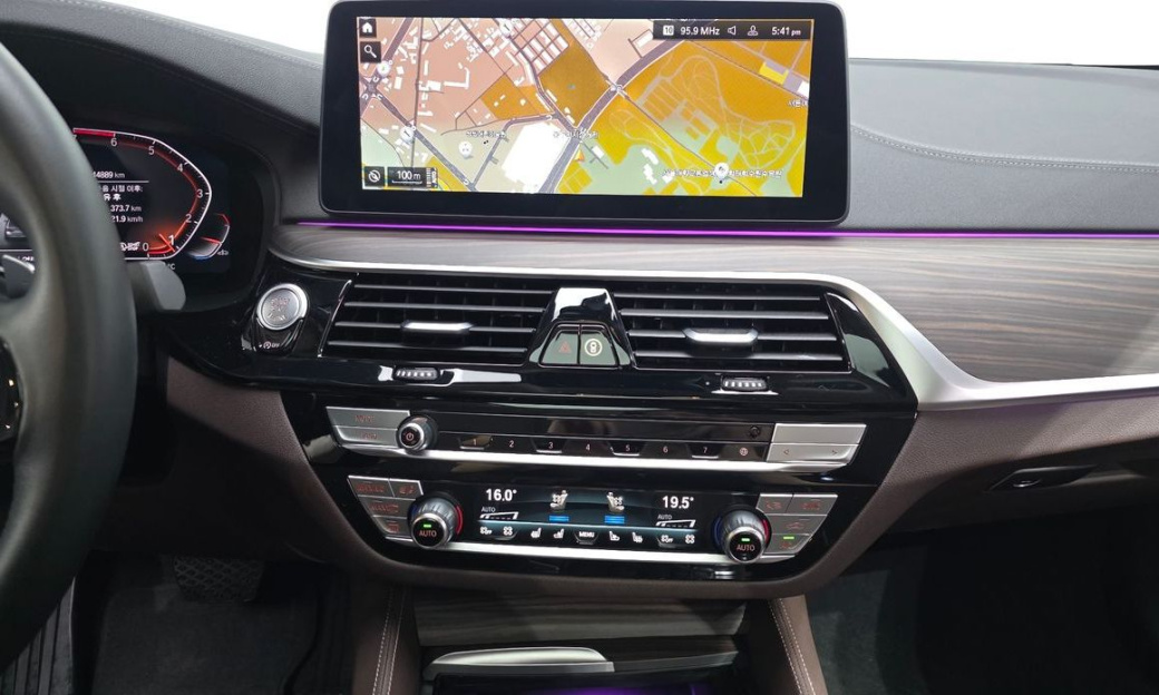 BMW 5-Series 530i xDrive Luxury, 2022