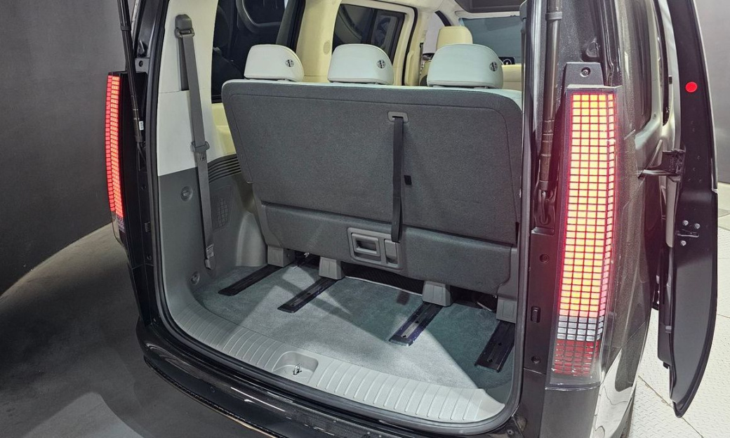 Hyundai Staria Lounge 7-Seater, 2022