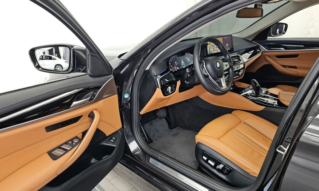 BMW 5-Series 520i Luxury, 2022