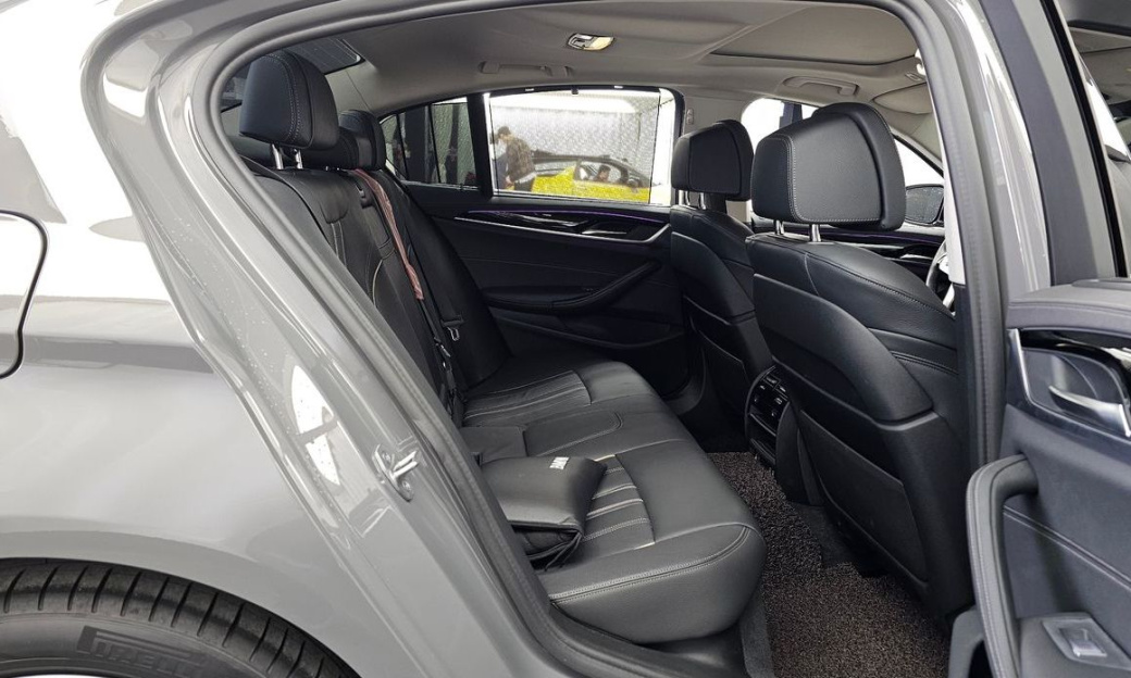 BMW 5-Series 520i Luxury, 2022