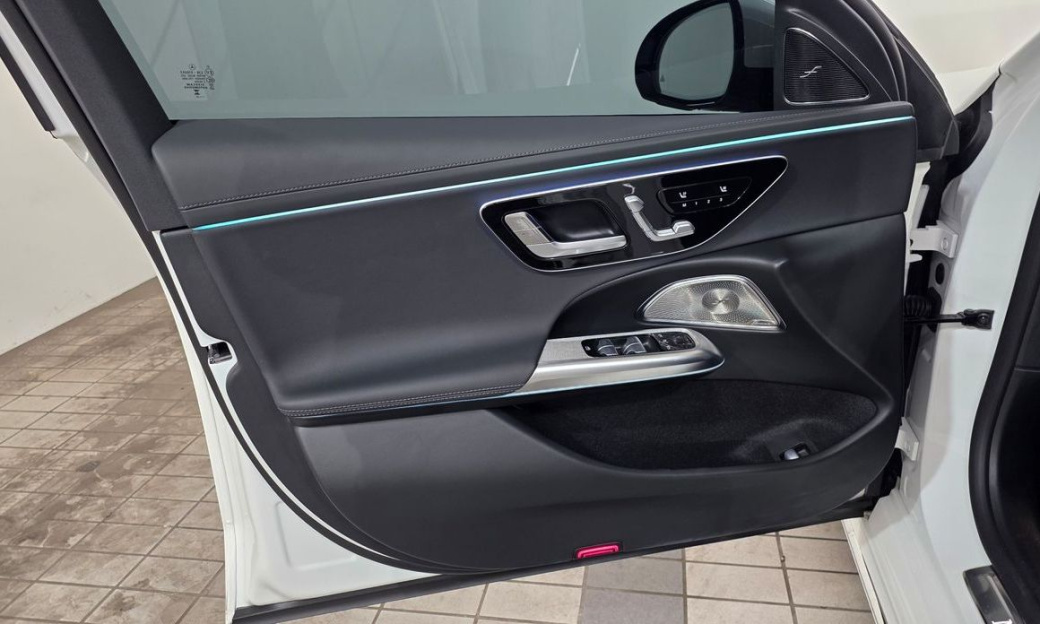 Mercedes-Benz E-Class E300 4MATIC AMG Line, 2025