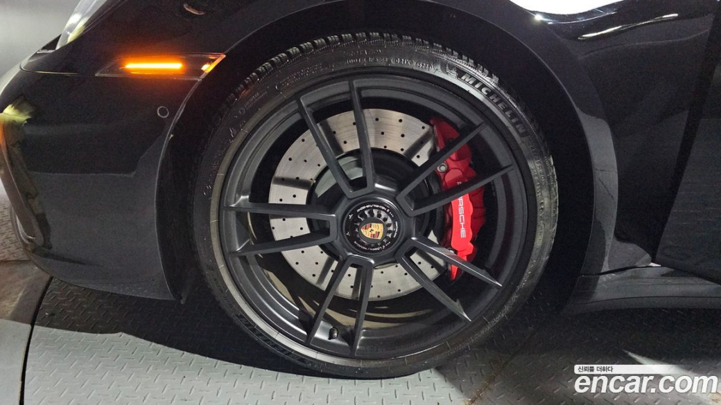 Porsche 911 Carrera 4 GTS, 2023