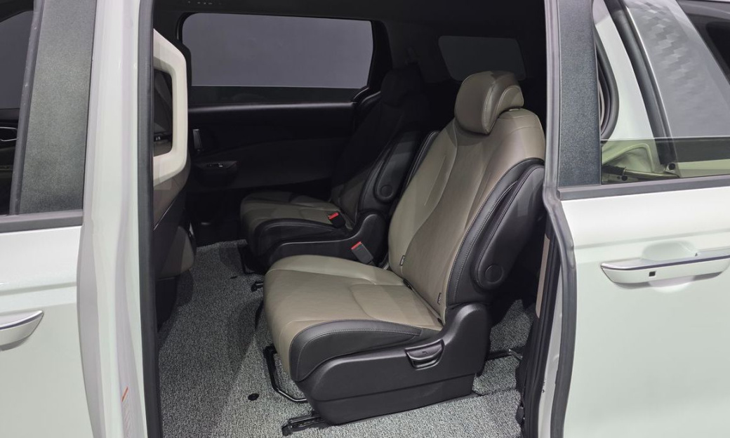 Kia Carnival 9-Seater Prestige, 2025