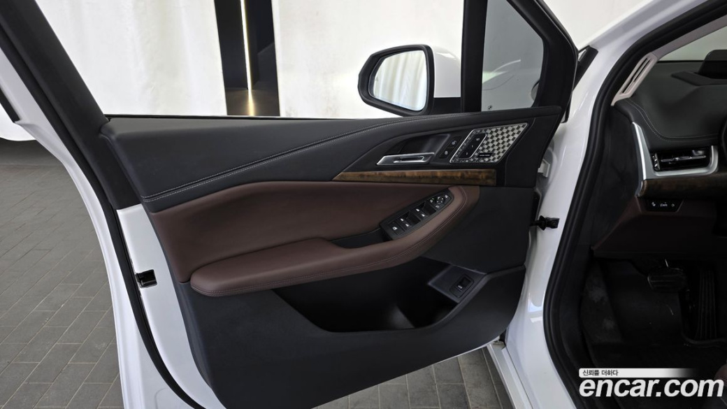 BMW 2-Series 220i Luxury, 2024