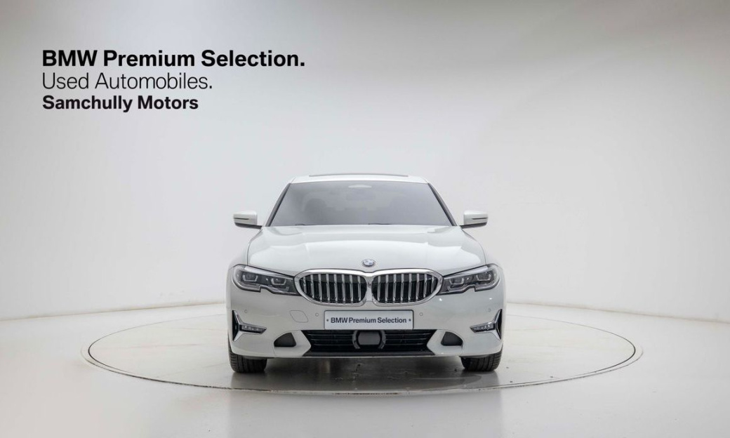 BMW 3-Series 320i Luxury, 2022