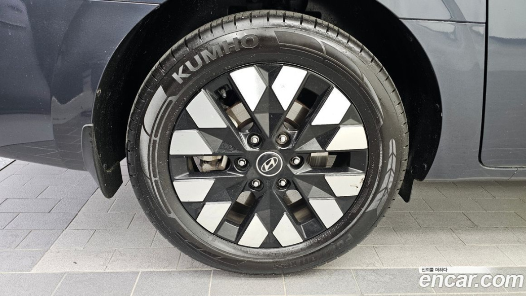 Hyundai Staria 4WD Lounge 9-Seater, 2025