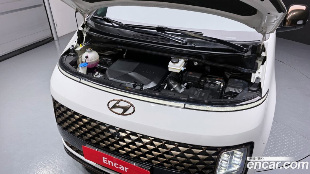 Hyundai Staria 4WD Lounge 9-Seater, 2022