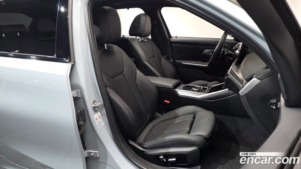 BMW 3-Series 320i Touring M Sports, 2023