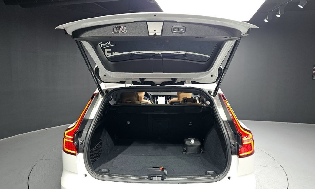 Volvo V60 B5 Ultra AWD, 2025