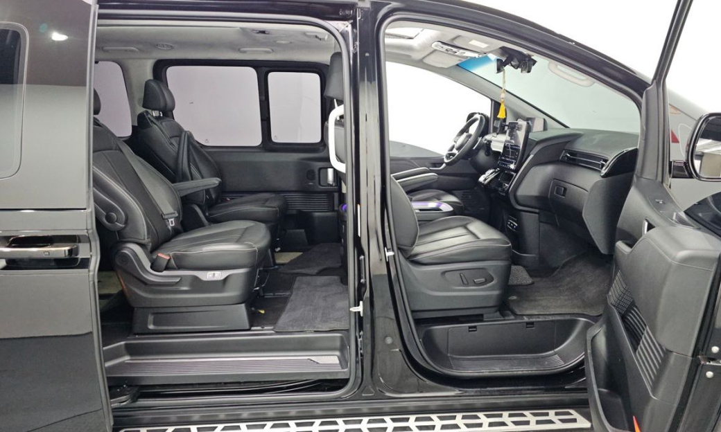 Hyundai Staria 4WD Lounge 9-Seater, 2025