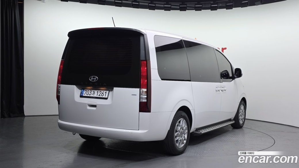 Hyundai Staria 4WD Tourer 11-Seater, 2025