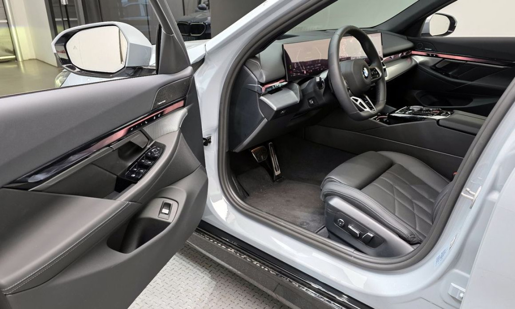 BMW 5-Series 520i M Sport, 2025