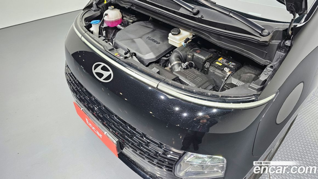 Hyundai Staria 4WD Tourer 9-Seater, 2025