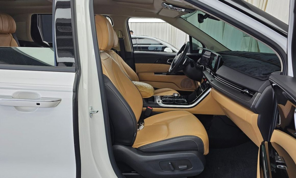Kia Carnival 7-Seater Signature, 2023