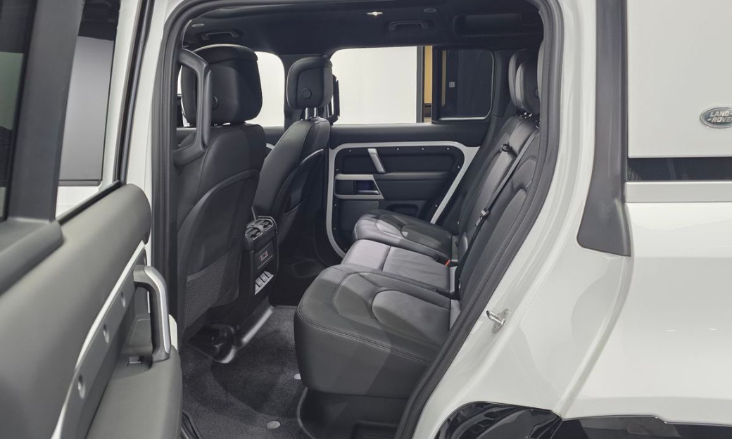 Land Rover Defender 110 P300 X-Dynamic SE, 2024