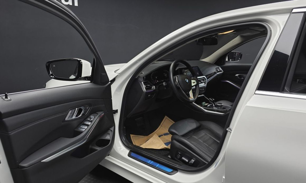 BMW 3-Series 320d Luxury, 2022