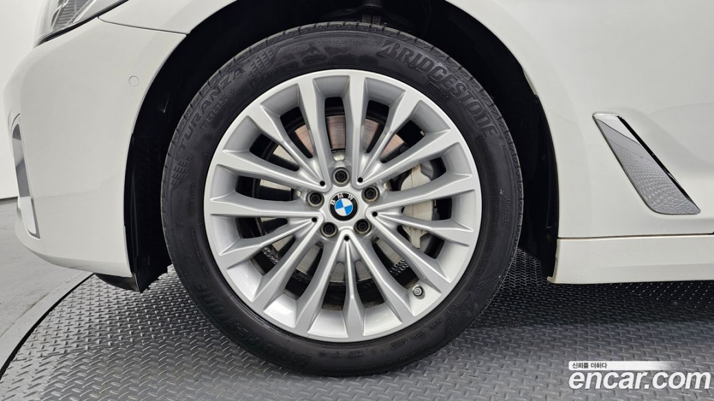 BMW 5-Series 530i Luxury, 2022