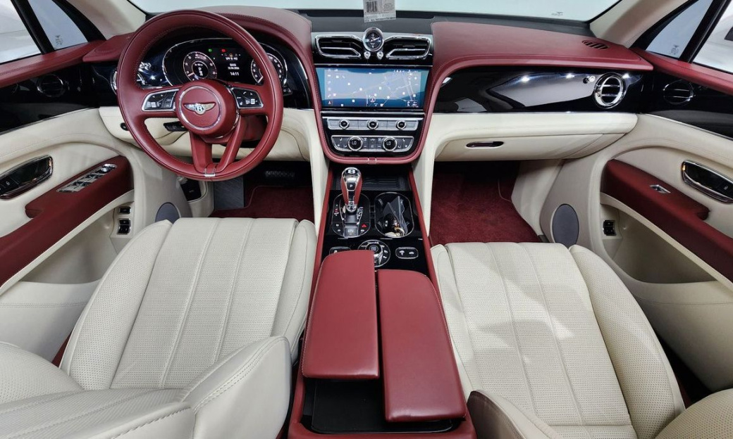 Bentley Bentayga 4.0 V8 Base, 2024