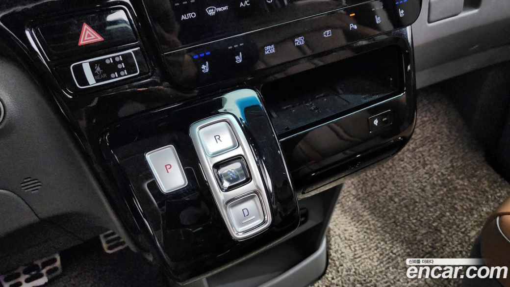 Hyundai Staria 4WD Lounge 7-Seater, 2022