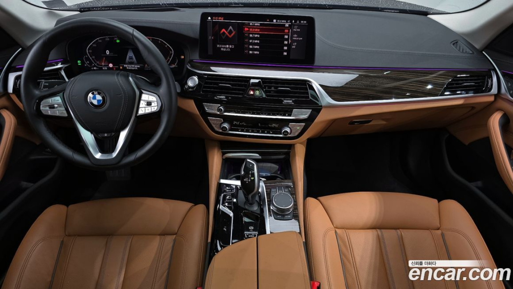 BMW 5-Series 520i Luxury, 2023
