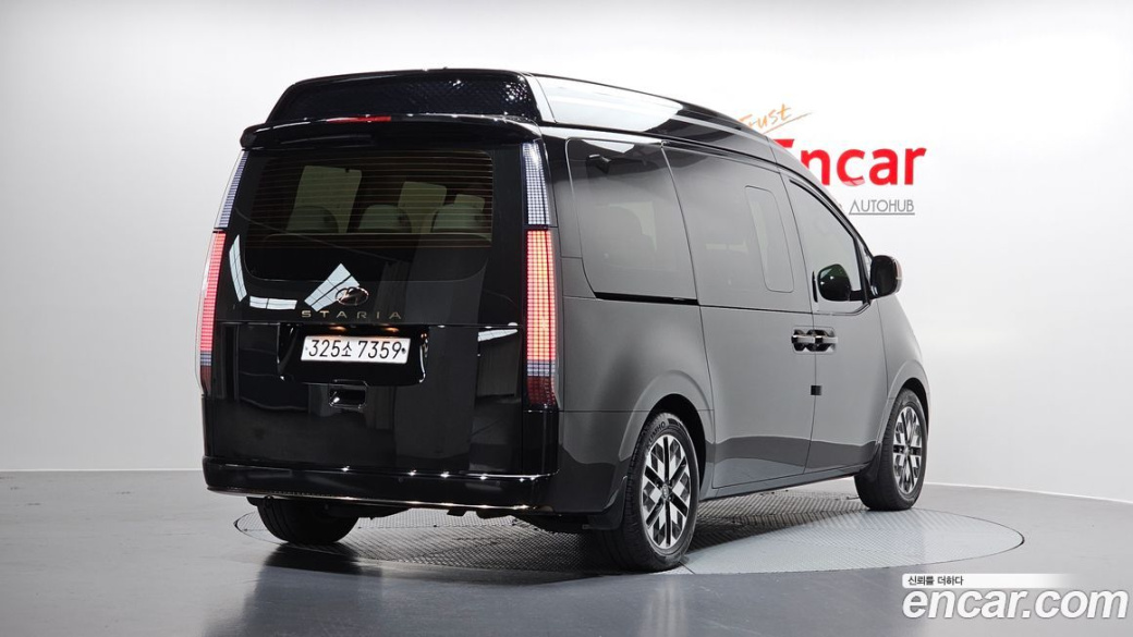 Hyundai Staria 4WD Lounge 7-Seater, 2022