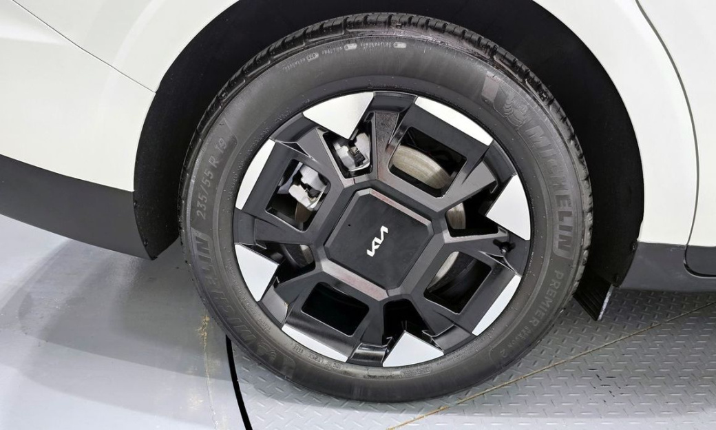 Kia Carnival 9-Seater Signature, 2025