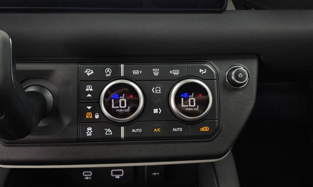 Land Rover Defender 110 D250 SE, 2022