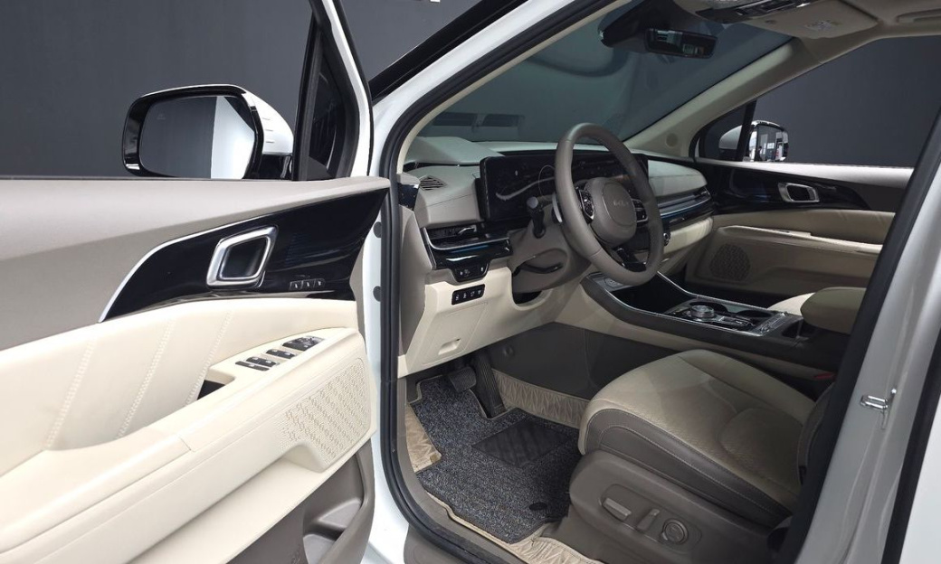 Kia Carnival 9-Seater Signature, 2024