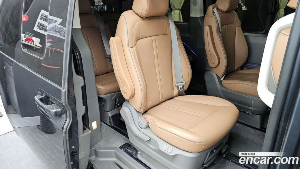 Hyundai Staria 4WD Lounge 9-Seater, 2025