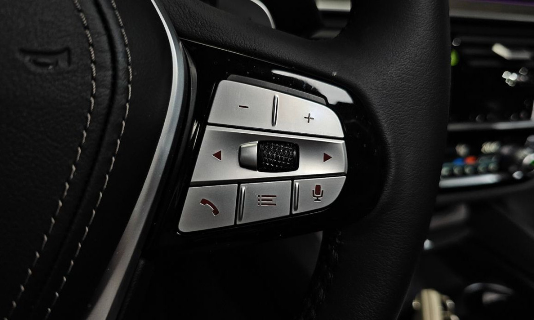 BMW 5-Series 530i Luxury, 2023