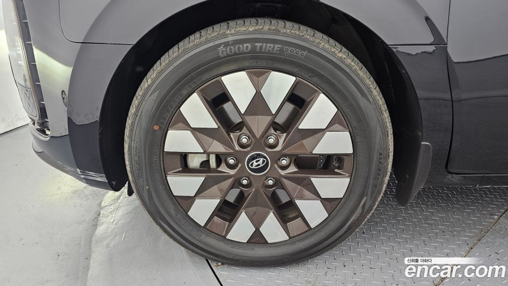 Hyundai Staria 4WD Lounge 7-Seater, 2023