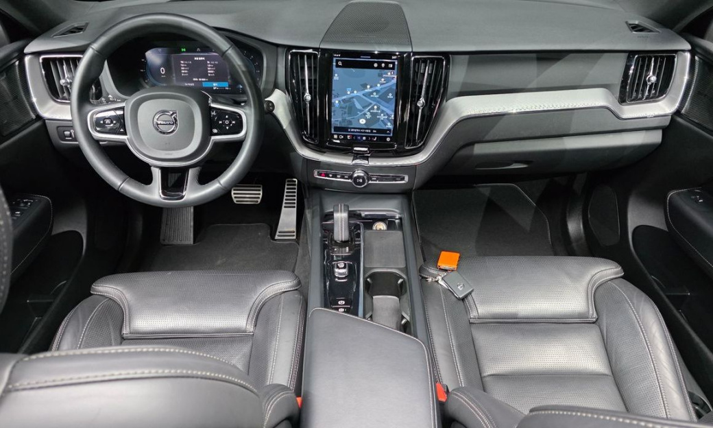 Volvo XC60 B6 R-Design, 2022