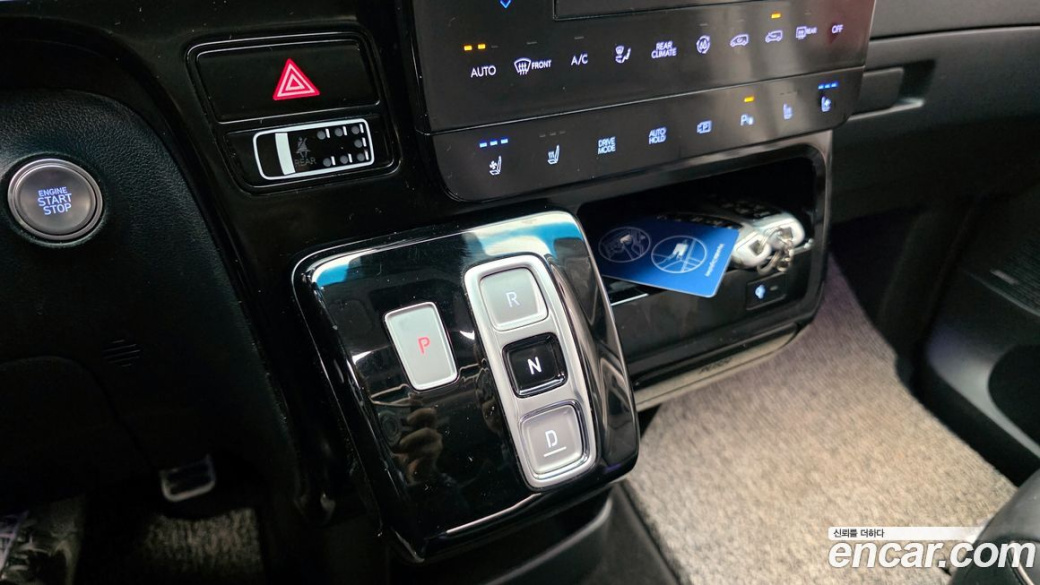 Hyundai Staria 4WD Lounge 9-Seater, 2022