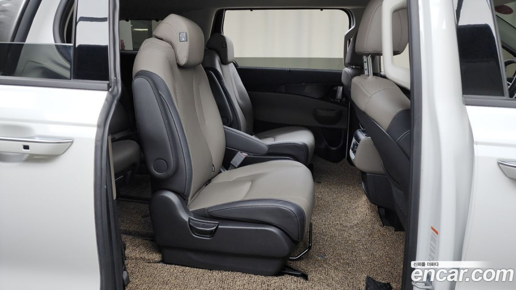 Kia Carnival 9-Seater Signature, 2024