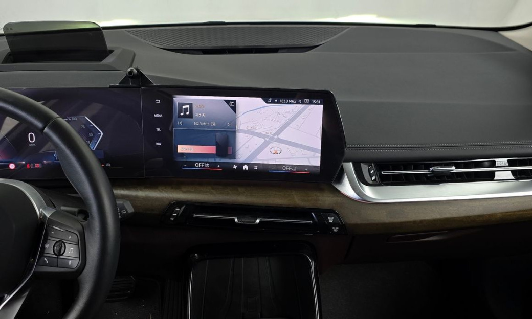 BMW 2-Series 220i Luxury, 2024