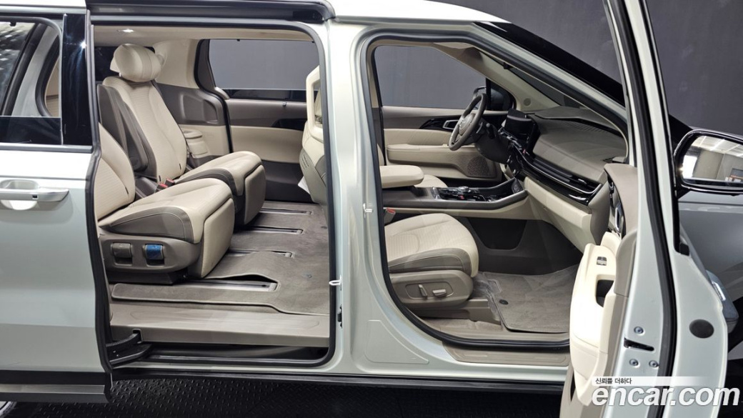 Kia Carnival 7-Seater Signature, 2024
