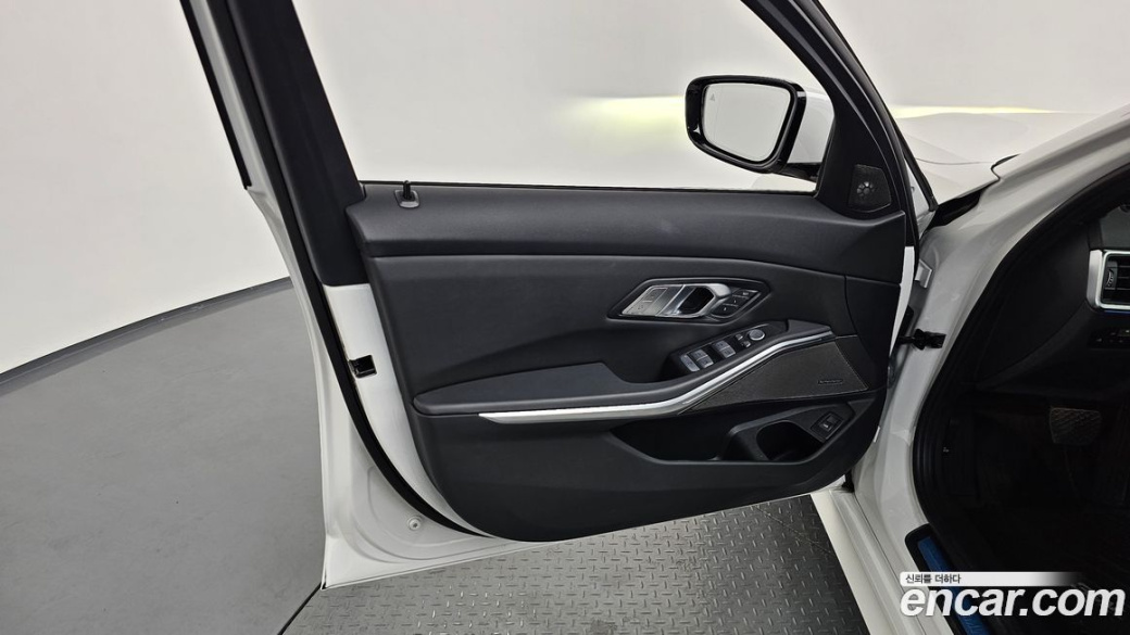 BMW 3-Series 320i Touring, 2024