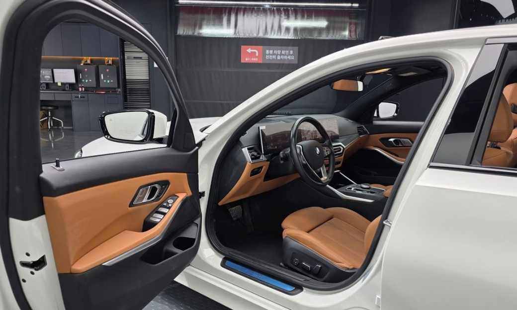 BMW 3-Series 320i, 2024