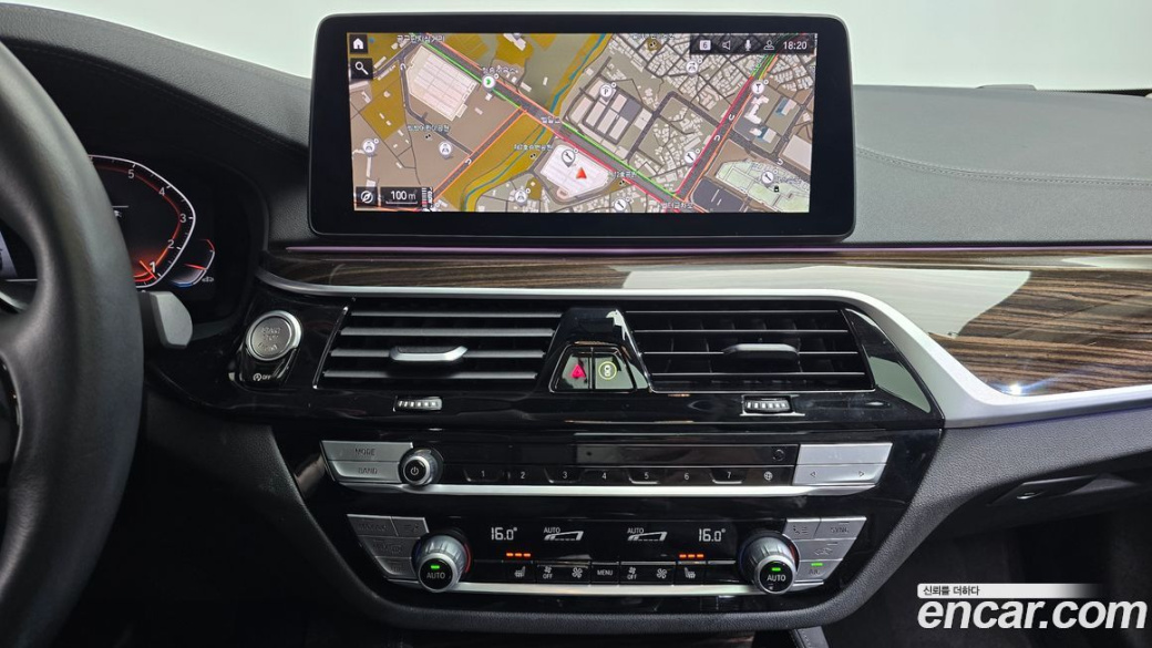 BMW 5-Series 520i Luxury, 2023