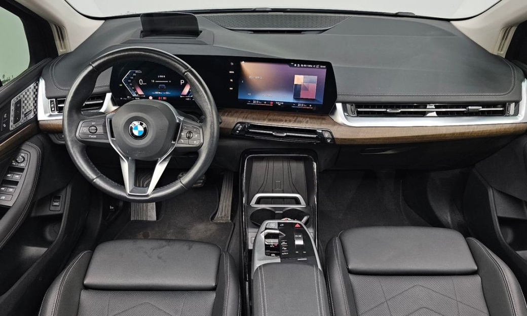 BMW 2-Series 220i Luxury, 2023