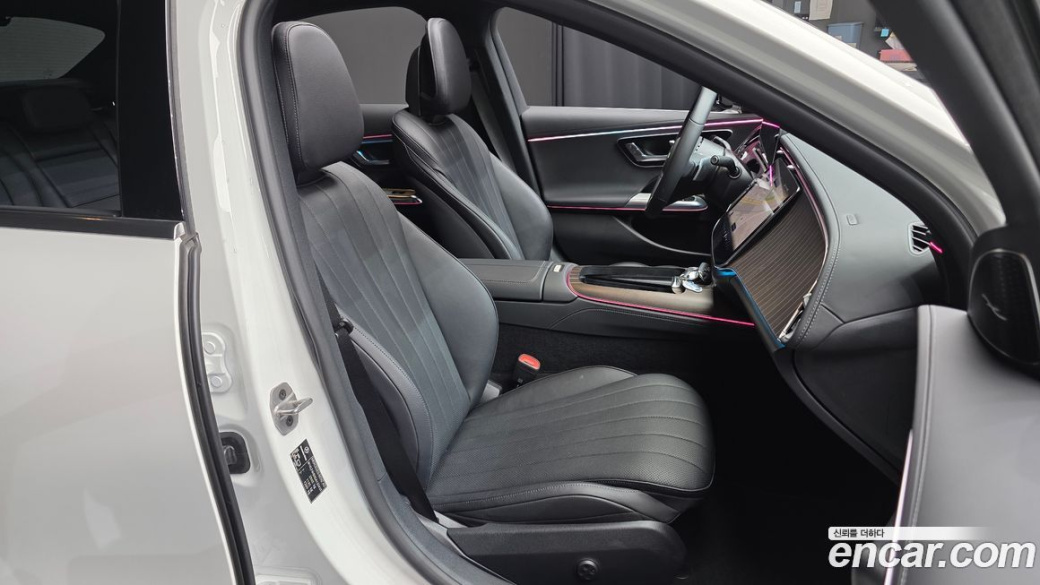 Mercedes-Benz E-Class E300 4MATIC Exclusive, 2025