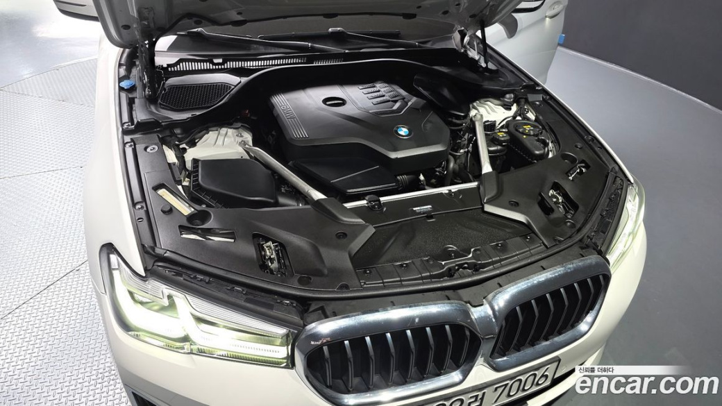 BMW 5-Series 520i Luxury, 2023