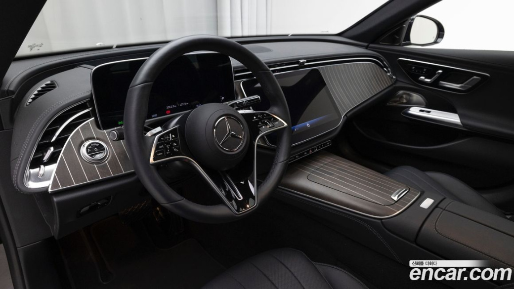 Mercedes-Benz E-Class E300 4MATIC Exclusive, 2025