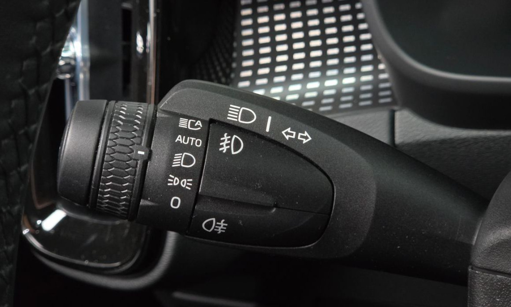 Volvo XC40 B4 Black Edition, 2025