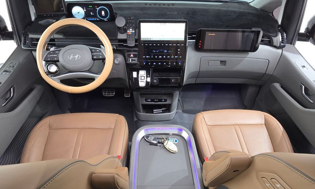 Hyundai Staria 4WD Lounge 9-Seater, 2025